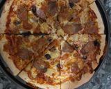 Foto langkah ke 3 dari resep Chicken sausage and Bacon pizza 🍕.