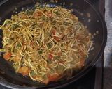 Foto del paso 2 de la receta: Fideos con gulas, gambas y almejas