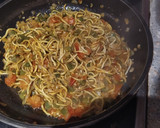 Foto del paso 2 de la receta: Fideos con gulas, gambas y almejas