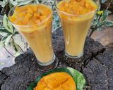 A picture of step 2 of Alphonso mango shake.