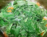 Foto langkah ke 4 dari resep Sop Bening Bayam Wortel.