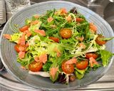 Foto del paso 2 de la receta: Ensalada templada de gulas y salmón ahumado