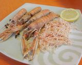 Foto del paso 6 de la receta: Cigalas a la plancha con guarnición de surimi