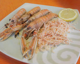 Foto del paso 6 de la receta: Cigalas a la plancha con guarnición de surimi
