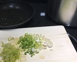 Foto del paso 1 de la receta Pasta integral con gambas y ajitos tiernos en salsa picante
