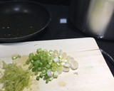Foto del paso 1 de la receta: Pasta integral con gambas y ajitos tiernos en salsa picante