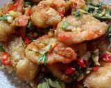 Foto langkah ke 8 dari resep Udang cabe garam daun jeruk.