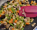Foto del paso 2 de la receta: Salteado de verduras con garbanzos y canónigos