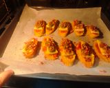 Foto del paso 2 de la receta: Crostini caliente de queso, pesto y jamón