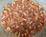 Foto del paso 8 de la receta: Pizza de jamón serrano con aceitunas negras