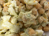 Ensalada de garbanzos y huevo duro con salsa casera de aguacate