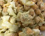 Foto del paso 1 de la receta: Ensalada de garbanzos y huevo duro con salsa casera de aguacate