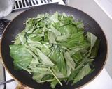 A picture of step 2 of Thai-Style Spicy Garlic Stir-Fried Water Spinach.