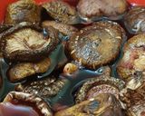 Foto del paso 1 de la receta: Macaroni con salsa de hongos shiitake y pollo