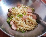 Foto langkah ke 3 dari resep Omelet mie instan.