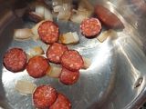 Burgonyakrém leves pirított kolbászchipssel, gyönggyel