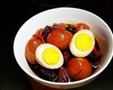 Hình bước làm 1 của món Trứng gà tiềm ngũ vị táo đỏ kỷ tử