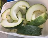 Une image de l'étape 3 de Côtes de porc aux demies lunes de courgette ronde marinées grillées.