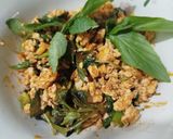 Foto langkah ke 5 dari resep Thai Chicken Lemon Basil Fry.
