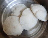 A picture of step 1 of Egg kothu idly.