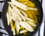 Foto del paso 5 de la receta: Salchichas cocidas con vino patatas fritas y huevo frito