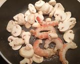 Foto del paso 5 de la receta: Supremas de Merluza en salsa con champiñones y gambones