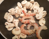 Foto del paso 5 de la receta: Supremas de Merluza en salsa con champiñones y gambones