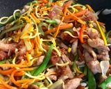 Foto del paso 4 de la receta: Arroz con pollo y bacon al estilo oriental