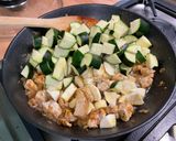 Une image de l'étape 13 de Panais et courgettes au poulet et bouillon de champignons.