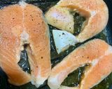 صورة لخطوة 1 من وصفة السالمون مع صوص الشبت والليمون 🐟🐟
