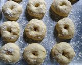 Foto langkah ke 4 dari resep Donat Maizena.