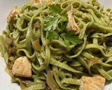 Foto del paso 3 de la receta: Pasta con salsa de pollo, pesto y cebolla