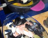 Foto del paso 9 de la receta: Mariscada al vapor de vino blanco. (Vaporada o marisco al vapor)