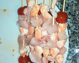 Foto del paso 2 de la receta: Brochetas de pollo y langostinos con crema de teriyaki