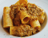 Foto del paso 10 de la receta: Rigatoni con salsa cremosa de costillas de cerdo y parmesano