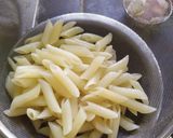 A picture of step 2 of White Sauce Pasta.