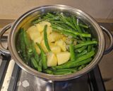 Foto del passaggio 3 della ricetta Fagiolini/Cornetti in umido saporiti con patate
