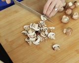 Foto langkah ke 8 dari resep Steak Daging Lokal & Saus Jamur Devina Hermawan.