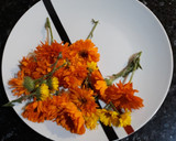 Foto del paso 1 de la receta: Huevos fritos con pétalos de caléndula. "Pon flores en tu boca"