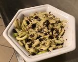 Une image de l'étape 7 de Salade de concombres marinés aux raisins et algues dulce.