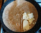 Pas rețetă Foi tortilla cu caș afumat, salam, roșii și salată 1 fotografie
