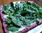 Foto del paso 5 de la receta: Pizza de remolacha con mozzarella, rúcula y ajo
