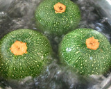 Foto del paso 1 de la receta: Calabacitas rellenas de quinoa a la marinara y salsa de cilantro