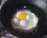 A picture of step 3 of Half fry egg.