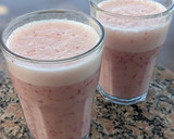 Foto del paso 3 de la receta: Licuado de banana y frutilla 🍌🍓