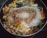 Foto langkah ke 5 dari resep Bihun Goreng Simpel Ala Ibu.