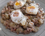 Foto del paso 4 de la receta: Habitas tiernas con pies de cerdo, gambas y huevo de codorniz