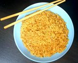 A picture of step 3 of Spicy and Tangy Maggi Curry Noodles.