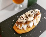 Foto del paso 9 de la receta: Coca de bacalao confitado, cebolla caramelizada y salsa cabrales