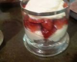 Foto del paso 4 de la receta: Copa de Frutillas con Crema versión Glotona